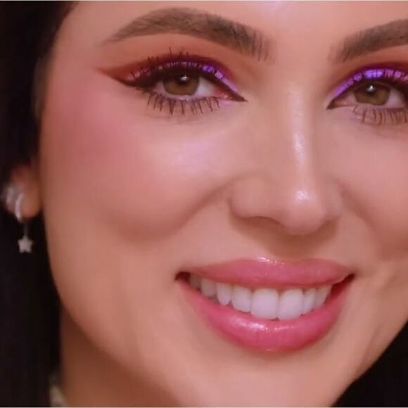 Too Faced Lady Bold Diffused Matte Lipstick in Level Up (Cool Blue Tone Pink) - Picture 6 of 15